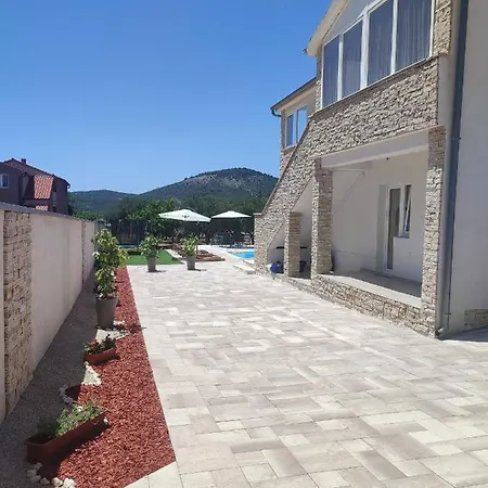 Bazen,jacuzzy 빌라 Sukošan