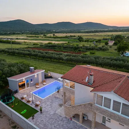 Villa Villa bazen,jacuzzy *